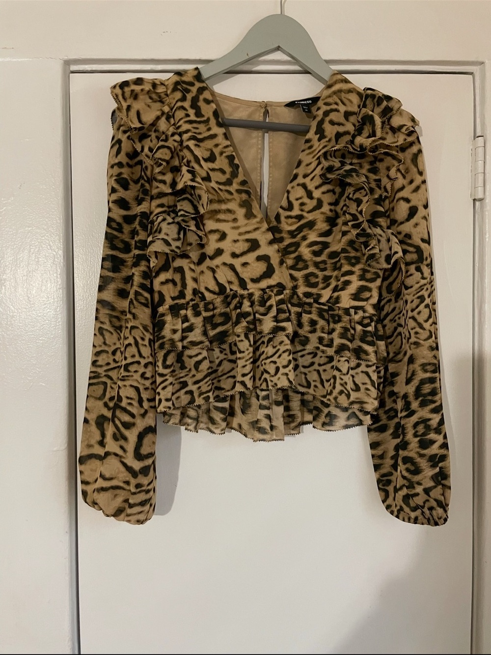 Express Leopard Ruffle V-Neck Blouse - Tan &‎ Black size XS